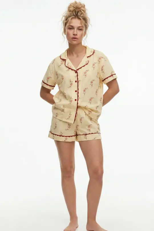 İnce Soft Örme Düğmeli Dantel Biyeli Şortlu Pijama Takımı 8062 - sarı çiçek