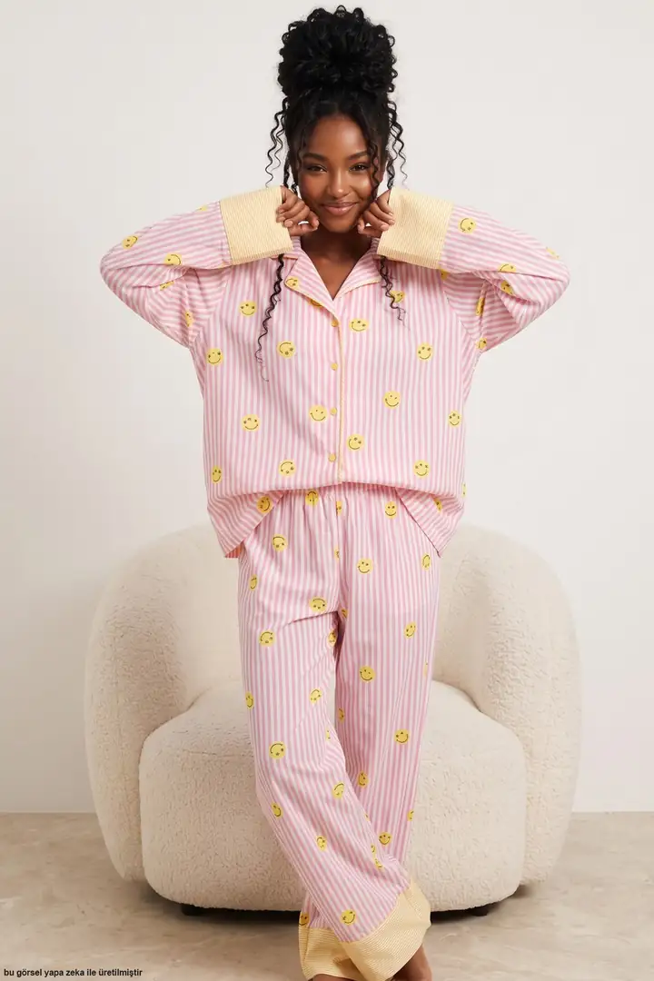 Desenli Yumuşak Tuşe Kışlık Düğmeli Biyeli Örme Pijama Takımı 8082