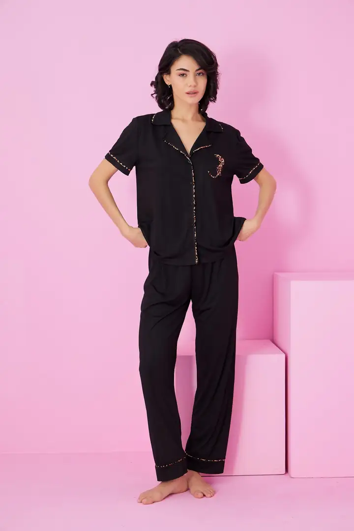 Gömlek Yaka Leopar Nakışlı Düğmeli Biyeli Kısa Kollu Viskon Pijama Takım