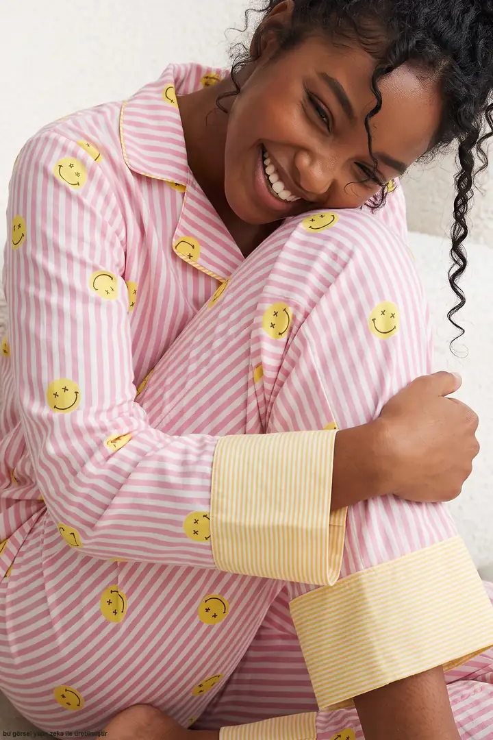 Desenli Yumuşak Tuşe Kışlık Düğmeli Biyeli Örme Pijama Takımı 8082