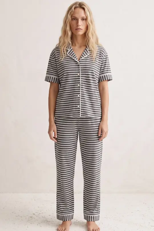 Kadın Kısa Kollu Pamuklu Düğmeli Biyeli Pijama Takım - ÇIZGILI FÜME BEYAZ