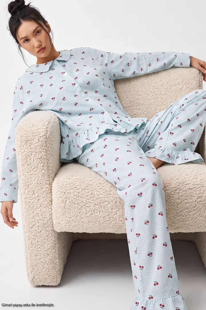 Desenli Fırfırlı Yumuşak Tuşe Kışlık Düğmeli Örme Pijama Takımı 8077
