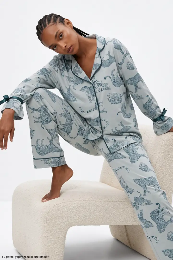 Desenli Kurdele Detaylı Yumuşak Tuşe Kışlık Düğmeli Örme Pijama Takımı 8083