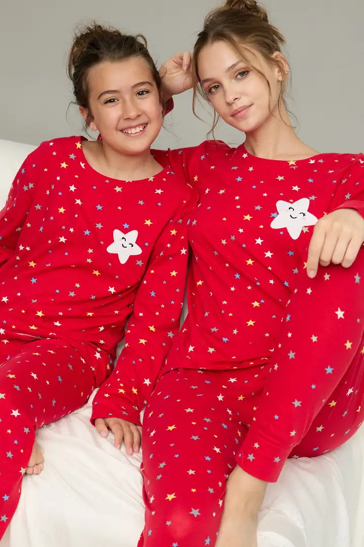 Kırmızı Yıldız Desenli Pamuklu Bisiklet Yaka Örme Pijama Takım 25241120