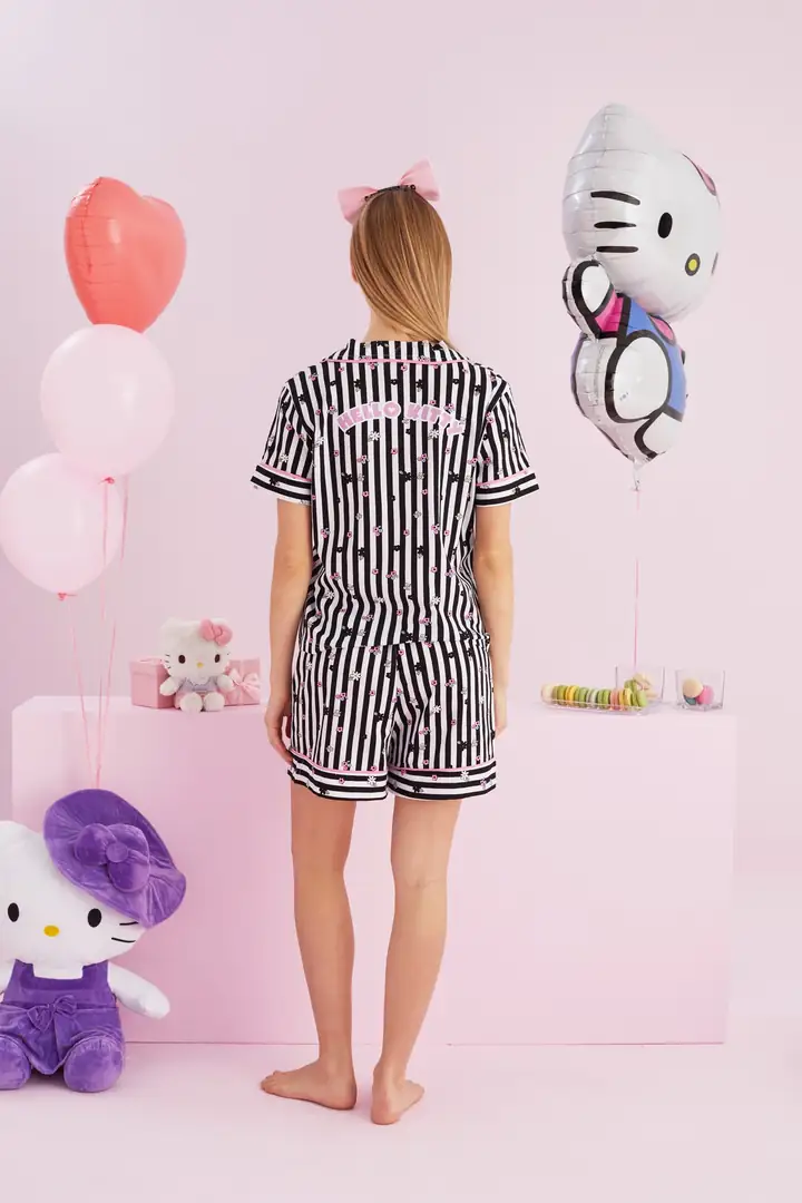 Hello Kitty Lisanslı %100 Pamuk Siyah Beyaz Çok Renkli Düğmeli Biyeli Şort Pijama Takım