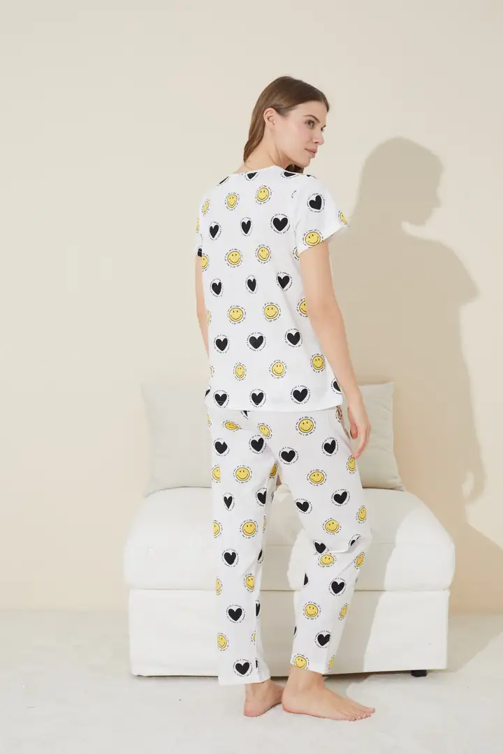 beyaz gülen yüz desenli Örme Pijama Takımı