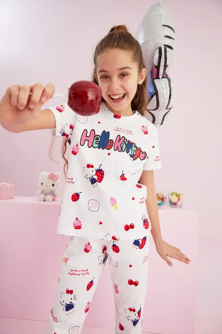 Hello Kitty Lisanslı %100 Pamuk Beyaz Çok Renkli Bisiklet Yaka Pijama Takım
