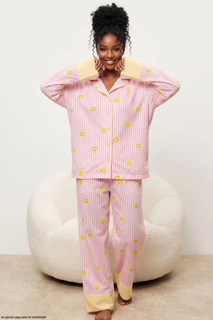 Desenli Yumuşak Tuşe Kışlık Düğmeli Biyeli Örme Pijama Takımı 8082