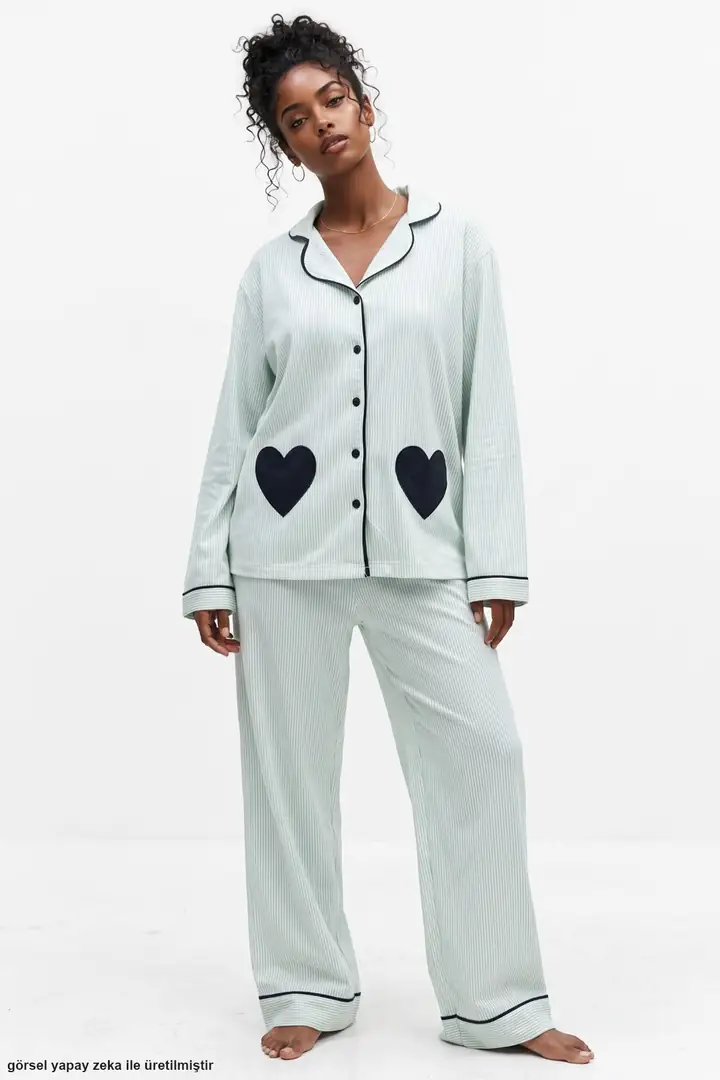 Çizgi Desenli Kalp Nakışlı Yumuşak Tuşe Kışlık Düğmeli Biyeli Örme Pijama Takımı 8084