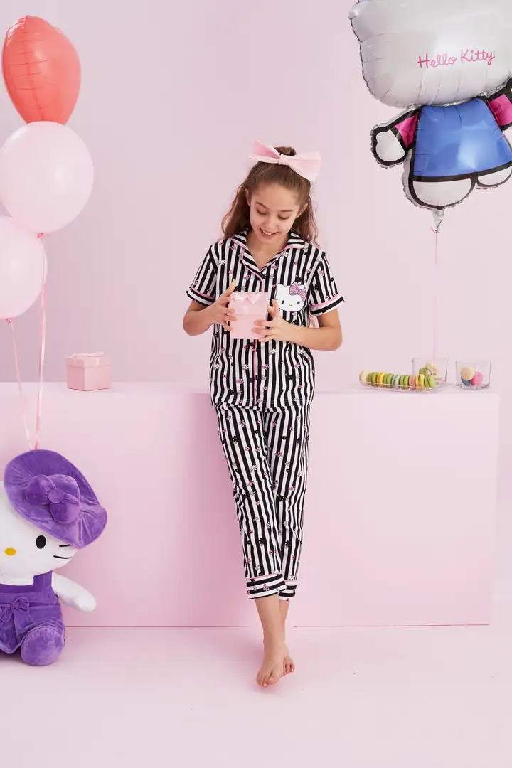 Hello Kitty Lisanslı %100 Pamuk Siyah Beyaz Çok Renkli Düğmeli Biyeli Pijama Takım