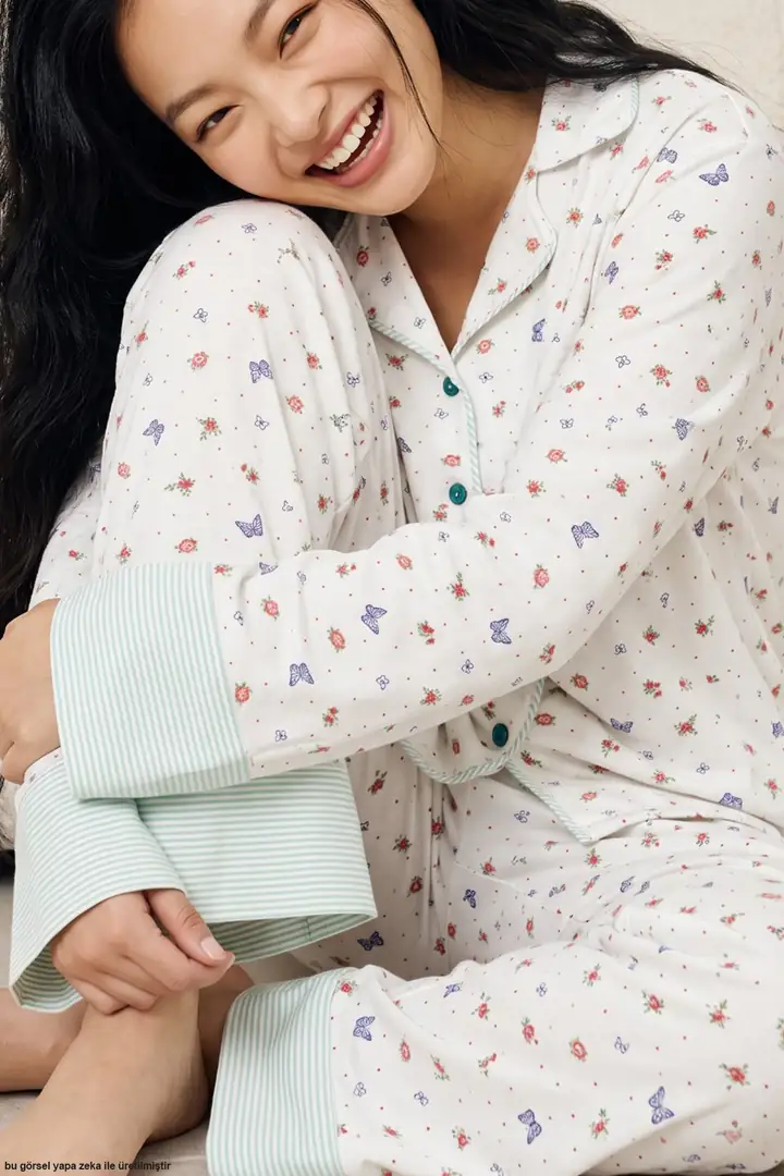 Desenli Yumuşak Tuşe Kışlık Düğmeli Biyeli Örme Pijama Takımı 8082 - ekru çiçekli kelebek